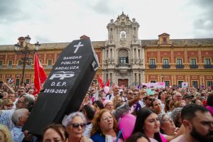 Miles de personas protestan en Sevilla exigiendo soluciones tras crisis en cribados del cáncer de mama en Andalucía