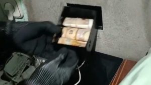 Detenidos en Dos Hermanas tres traficantes que repartían hachís en moto eléctrica y ocultaban dinero en enchufe