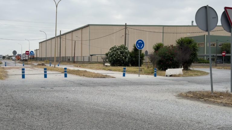 Dos Hermanas moderniza la calle Río Viejo con nuevos aparcamientos, acerados y alumbrado en el Polígono La Isla