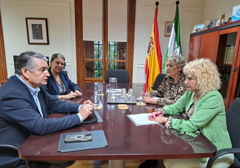 Antonio Sanz se Reúne con Amama Sevilla para Abordar Mejoras en el Cribado de Cáncer de Mama