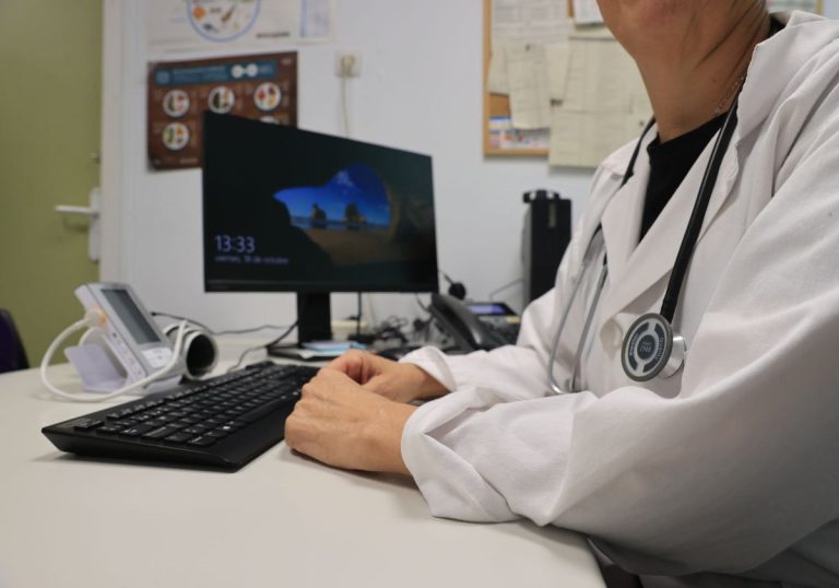 España cuenta con más médicos que nunca pero su distribución y gestión genera saturación en la sanidad pública