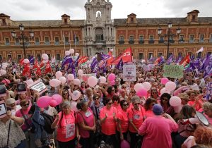 Miles de mujeres se manifiestan en Sevilla por una sanidad pública digna tras errores en cribados de cáncer de mama