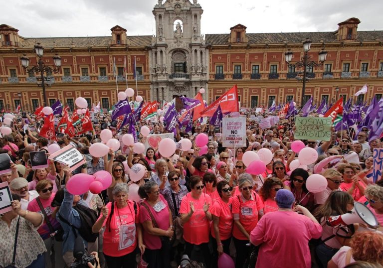 Miles de mujeres se manifiestan en Sevilla por una sanidad pública digna tras errores en cribados de cáncer de mama