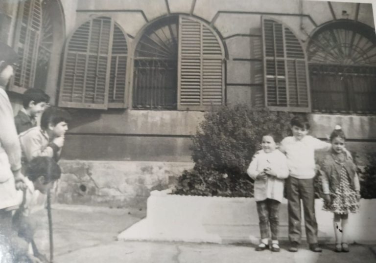 Vivir en un cementerio: la historia de una familia entre tumbas en Barcelona
