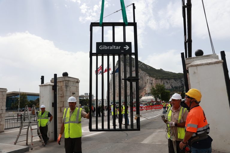 Primeras semanas tras la eliminación de la Verja: problemas en Gibraltar, retos y sanciones para taxis españoles