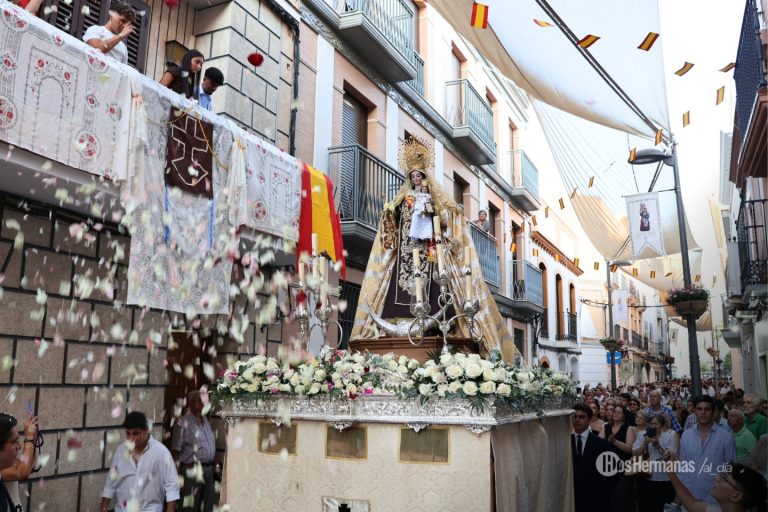 La Virgen del Carmen Procesionó entre Multitudes en Dos Hermanas