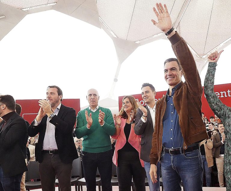 Decenas de alcaldes socialistas en toda España desafían a Ferraz y apoyan las concentraciones por Ceuta