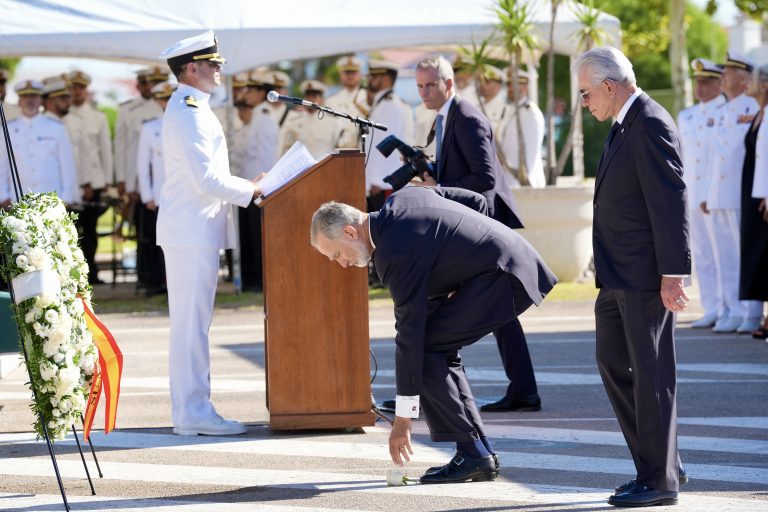 El Rey Felipe VI homenajea en Rota a las víctimas del 11-S y abre el Base Fórum sobre historia hispanoamericana