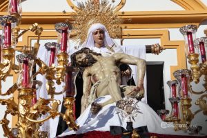 La Hermandad de La Amargura inicia los cultos del 75 aniversario con el traslado de sus titulares al Divino Salvador