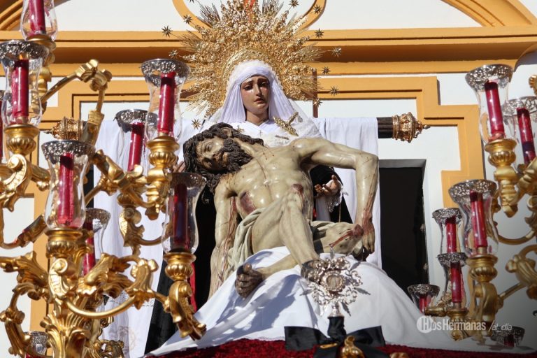 La Hermandad de La Amargura inicia los cultos del 75 aniversario con el traslado de sus titulares al Divino Salvador